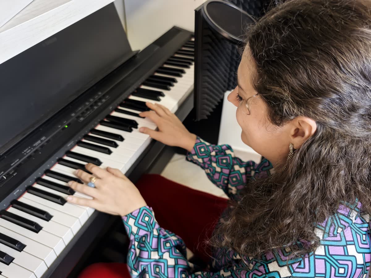 Alessia al pianoforte durante una lezione