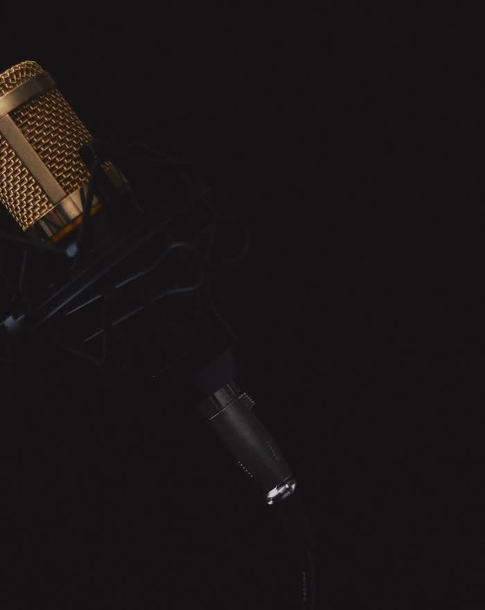 Microfono da studio su fondo scuro